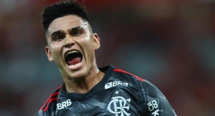 Carloz Alcaraz, meia argentino, celebra gol pelo Flamengo