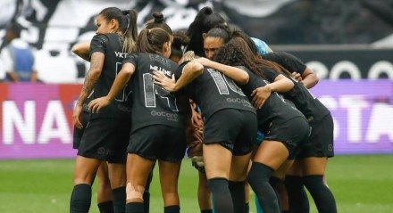 Jogadoras do Corinthians Feminino reunidas em campo