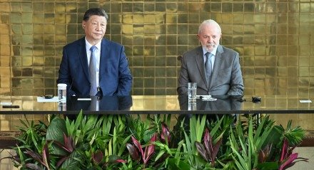 O presidente da China, Xi Jinping, e o presidente do Brasil, Luiz Inácio Lula da Silva, aguardam para assinar acordos bilaterais no Palácio do Planalto, em Brasília, em 20 de novembro de 2024