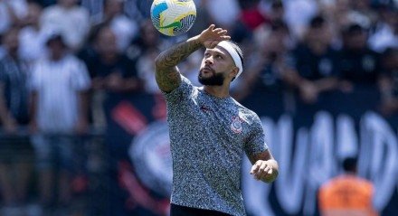 Memphis Depay com a bola em aquecimento do Corinthians