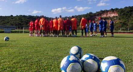 Elenco do Náutico reunido em campo do CT Wilson Campos