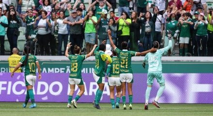 Jogadoras do Palmeiras celebrando com a torcida no Allianz Parque