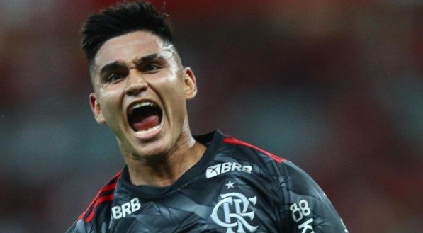 Carlos Alcaraz, meia argentino, celebra gol pelo Flamengo