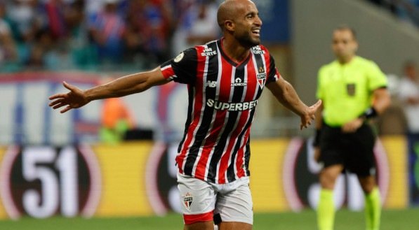 Lucas com os braços abertos ao celebrar gol pelo São Paulo