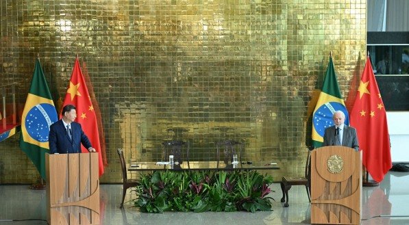 O presidente da China, Xi Jinping (E), e o presidente do Brasil, Luiz Inácio Lula da Silva, fazem uma declaração conjunta à imprensa após reunião no Palácio do Planalto, em Brasília, em 20 de novembro de 2024.