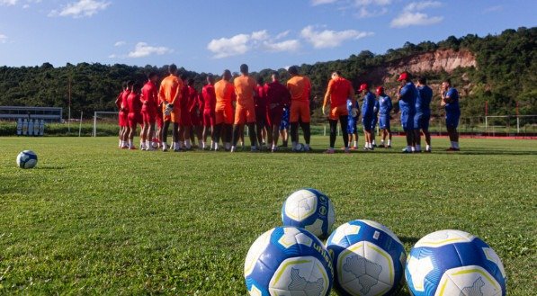 Elenco do Náutico reunido em campo do CT Wilson Campos