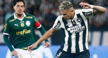 Gustavo Gómez, do Palmeiras, em disputa de bola com Tiquinho Soares, do Botafogo