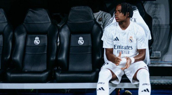 Endrick sentado no banco de reservas do Real Madrid