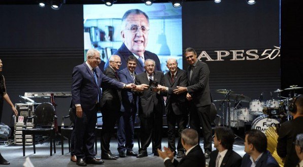 João Carlos Paes Mendonça é homenageado em solenidade de 50 anos da APES
