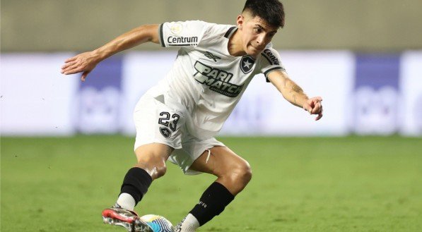 Thiago Almada, meia do Botafogo, em domínio de bola