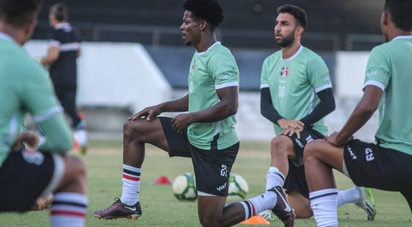 Wagner Balotelli em alongamento durante treino de pré-temporada do Santa Cruz