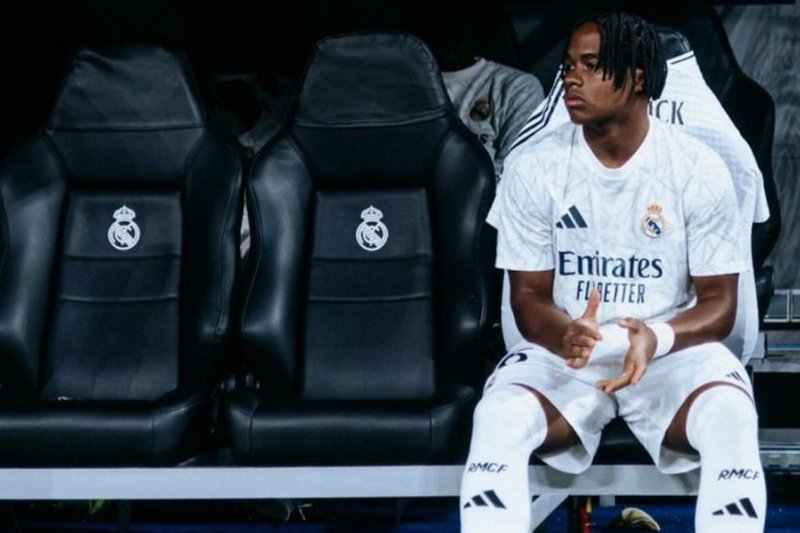 Endrick sentado no banco de reservas do Real Madrid