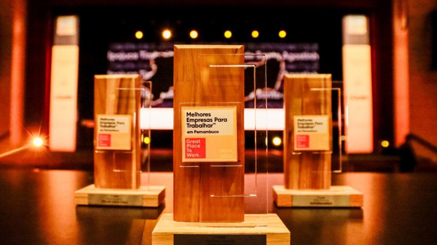 Troféu do Prêmio GPTW é a certificação para  empresas que promovem um ambiente de trabalho excepcional 
