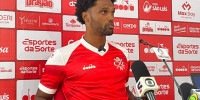 Imagem do atacante Bruno Mezenga em entrevista coletiva pelo Náutico