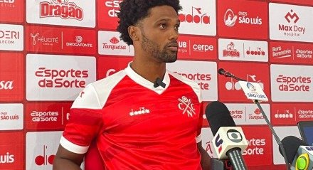 Imagem do atacante Bruno Mezenga em entrevista coletiva pelo Náutico