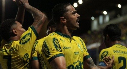 Jogadores do Mirassol celebrando vitÃ³ria na SÃ©rie B