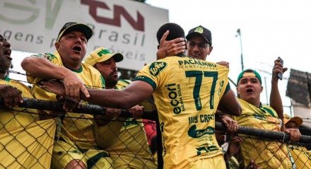 Yuri Castilho abraçado por torcedor do Mirassol na arquibancada