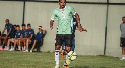 Atacante Pedro Henrique em treino de pré-temporada com o Santa Cruz