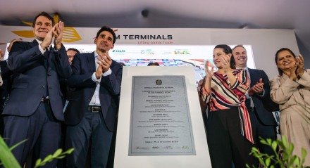 Governadora Raquel Lyra e ministro Silvio Costa Filho participaram do lançamento da pedra fundamental do tecon 2 de Suape