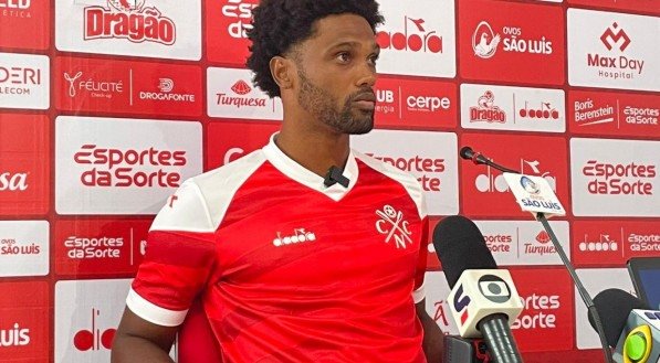 Imagem do atacante Bruno Mezenga em entrevista coletiva pelo Náutico