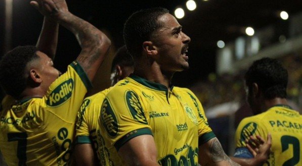 Jogadores do Mirassol celebrando vitória na Série B