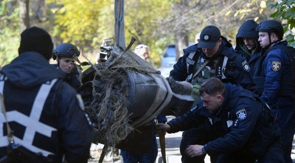 Imagem de fragmento de um míssil hipersônico russo Zircon abatido, que atingiu um prédio residencial de cinco andares em Kiev