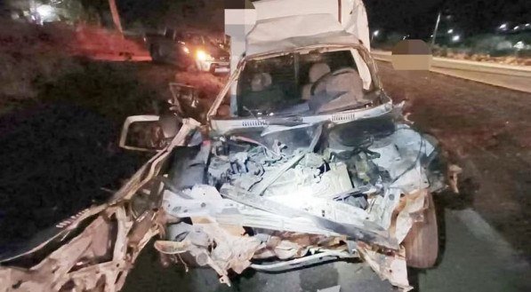 Imagem do carro após a colisão com o caminhão