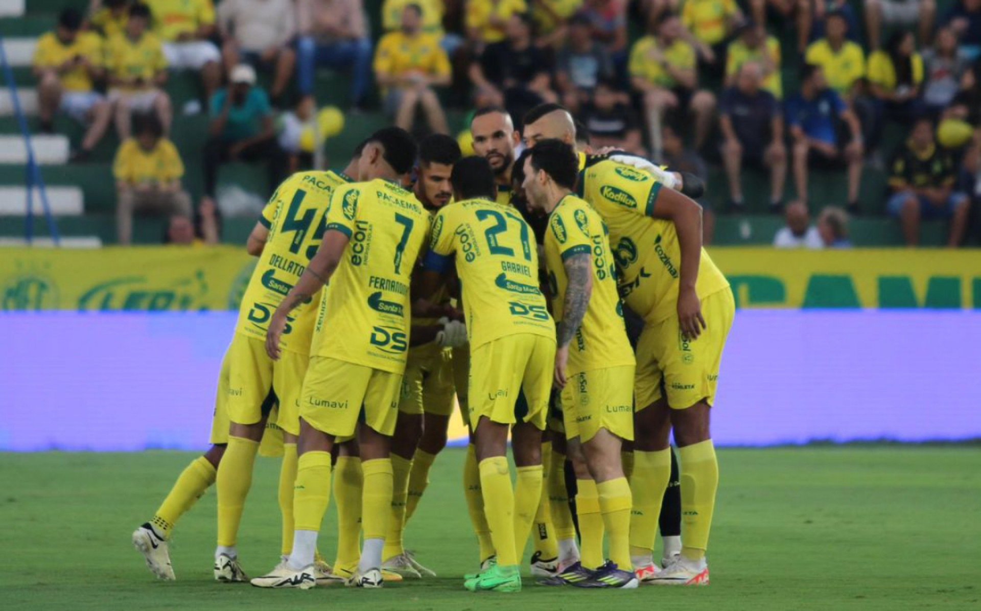 Jogadores do Mirassol reunidos em campo na 38ª rodada da Série B