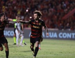 Lucas Lima celebra gol pelo Sport após marcar em cobrança de pênalti