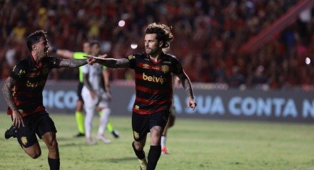 Lucas Lima celebra gol pelo Sport após marcar em cobrança de pênalti