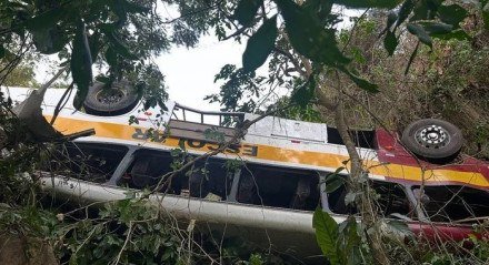 Imagem de ônibus após capotar em ribanceira no interior de Alagoas