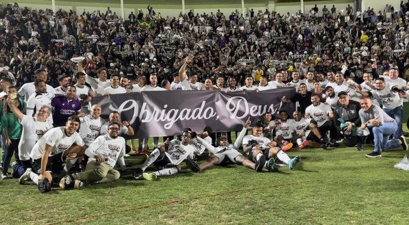 Jogadores e comissão técnica do Ceará seguram a faixa "Obrigado, Deus"