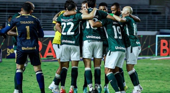 Jogadores do Goiás celebram vitória na Série B