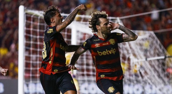 Imagem de Lucas Lima comemorando o primeiro gol do Sport sobre o Santos