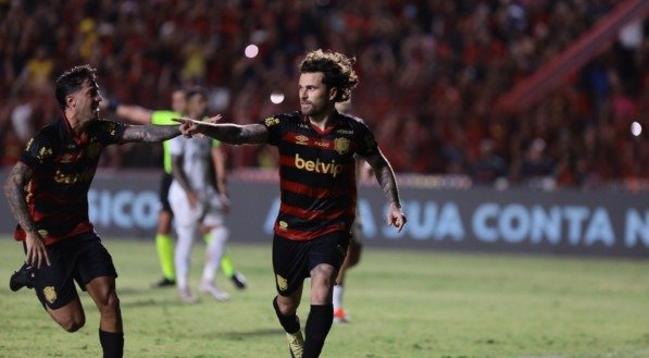 Lucas Lima celebra gol pelo Sport após marcar em cobrança de pênalti