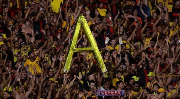 Imagem da torcida do Sport com a enorme letra A durante jogo do acesso contra o Santos na S&eacute;rie B