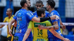 Imagem dos jogadores do Vôlei Renata enfrentando o Praia Clube na Superliga Masculina
