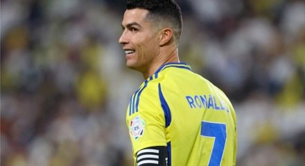 Cristiano Ronaldo sorrindo durante jogo do Al Nassr