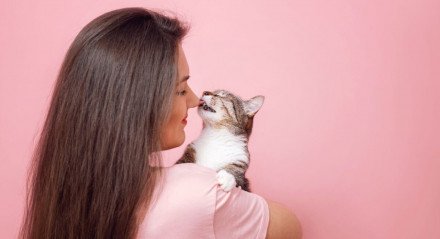 Os motivos pelos quais os gatos lambem seus tutores incluem desde cuidado com a limpeza até conexão emocional (Imagem: Denis Val | Shutterstock)