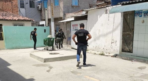 Imagem dos policiais penais e militares durante a ação para prisão do homem que teria sequestrado o próprio filho