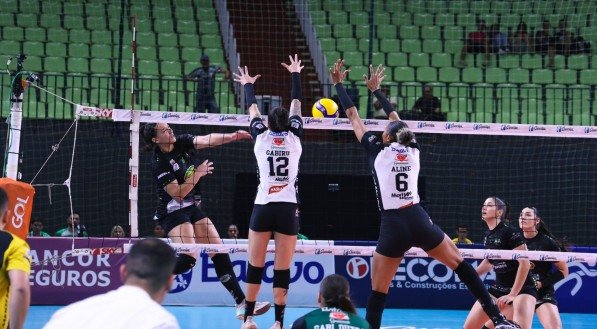 Imagem de Gabiru e Aline, jogadoras do Mackenzie, bloqueando bola na Superliga Feminina