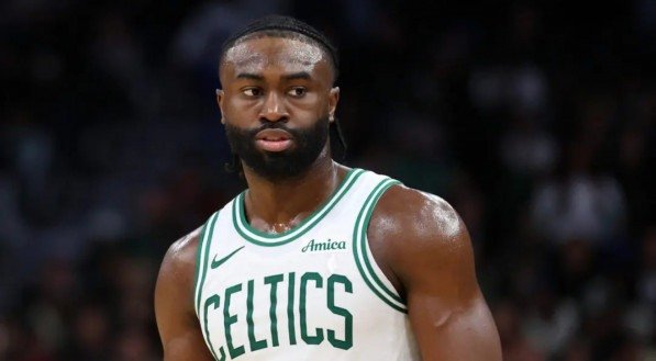 Imagem de Jaylen Brown, camisa sete do Boston Celtics, da NBA