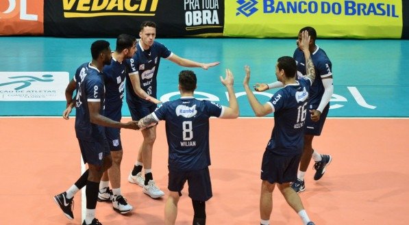 Imagem dos jogadores do Itambé Minas enfrentando o Vedacit Vôlei Guarulhos na Superliga Masculina