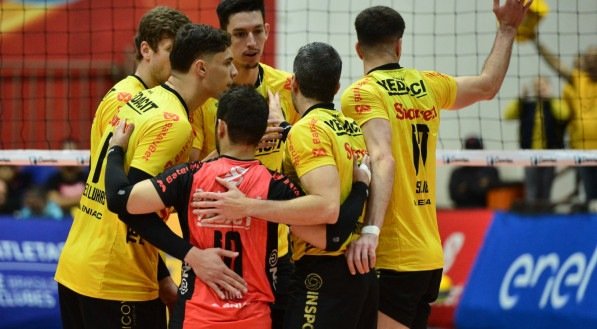 Imagem dos jogadores do Vedacit Vôlei Guarulhos na Superliga Masculina