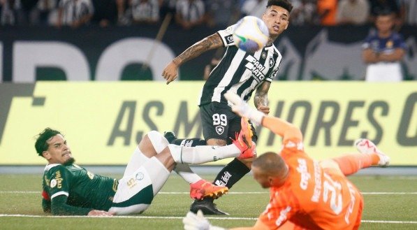 Igor Jesus contra Weverton e Gustavo Gómez em Palmeiras x Botafogo