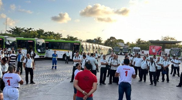 Protesto dos rodoviários do Grande Recife na garagem da empresa Caxangá