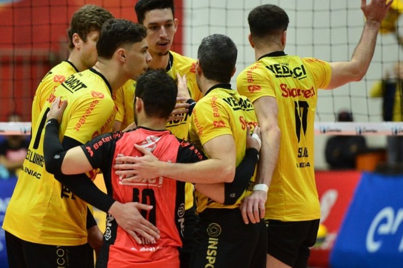 Imagem dos jogadores do Vedacit Vôlei Guarulhos na Superliga Masculina
