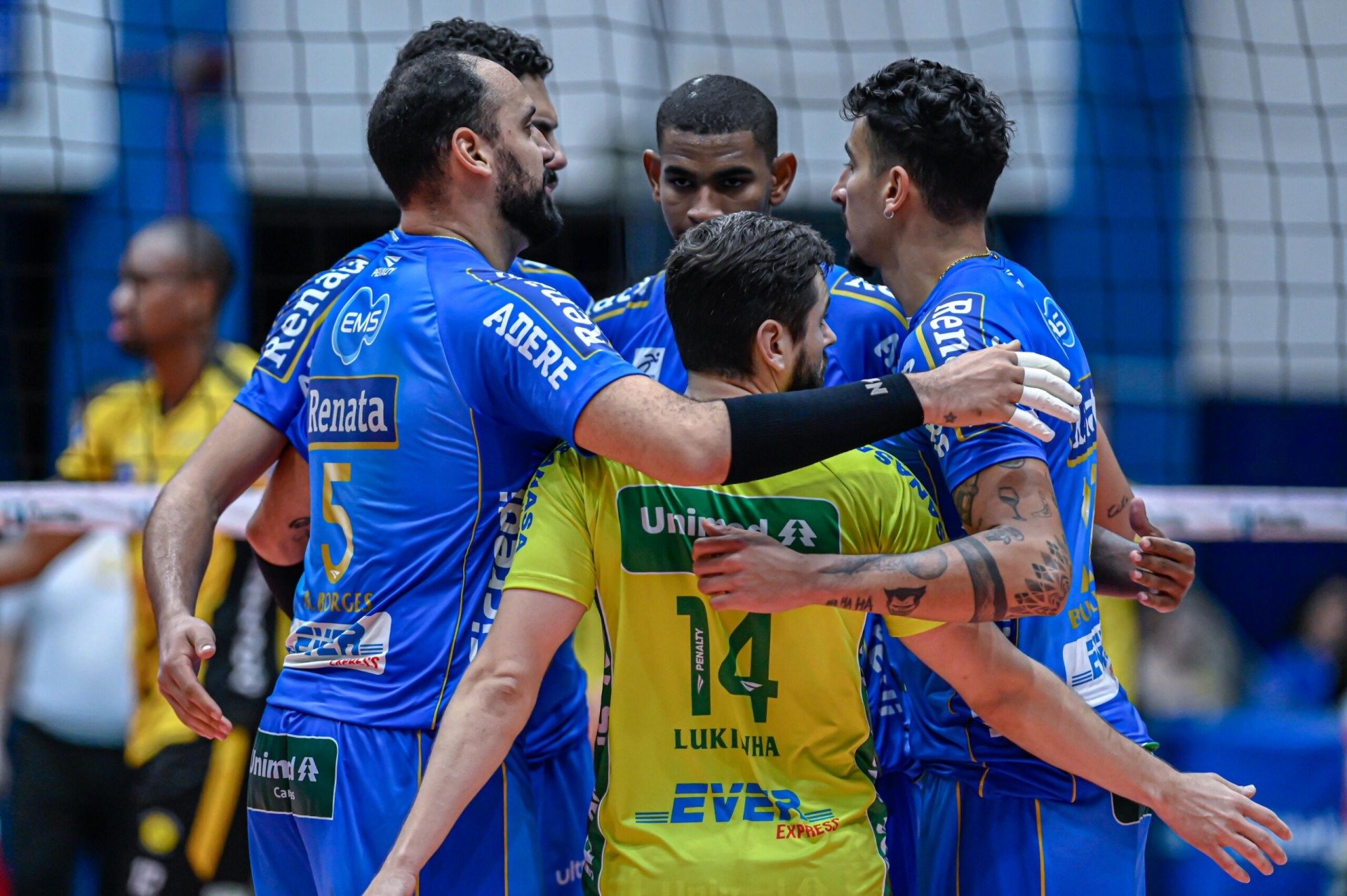 Imagem dos jogadores do Vôlei Renata enfrentando o Praia Clube na Superliga Masculina Pedro Teixeira / Vôlei Renata