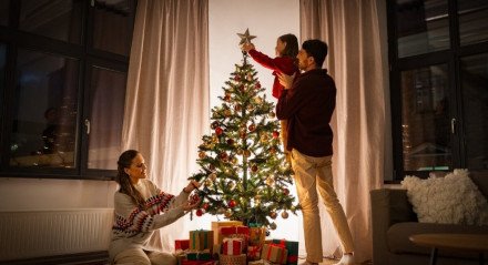 Assim como o Natal, a data para montar a árvore é repleta de simbolismo (Imagem: Syda Productions | Shutterstock) 