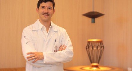 Dimas Antunes, urologista do Hospital Jayme da Fonte, explica como funciona a vasectomia com bisturi e sem bisturi